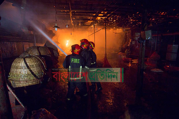 কারওয়ান বাজার পাইকারী মার্কেটের আগুন নিয়ন্ত্রণে