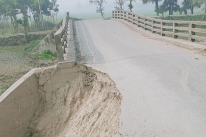 বগুড়ায় ২ বছর ধরে ঝুঁকিপূর্ণ সেতু দিয়ে যাতায়াত