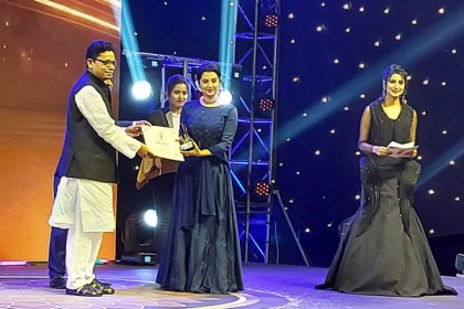 শাকিবের শ্রেষ্ঠ অভিনেতার পুরস্কার গ্রহণ করলেন বুবলী