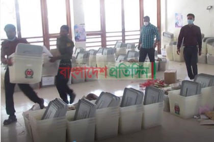 ঝিনাইদহে কেন্দ্রে কেন্দ্রে পাঠানো হলো নির্বাচনী সরঞ্জাম
