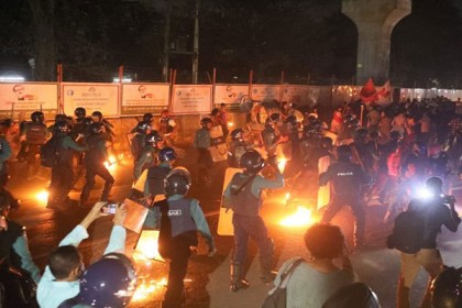 শাহবাগে আন্দোলনকারীদের বিরুদ্ধে ‍পুলিশ ‘হত্যাচেষ্টার’ মামলা

