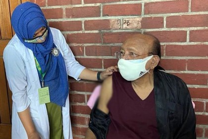 টিকা নিয়েছেন তোফায়েল আহমেদ