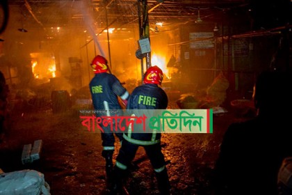 কারওয়ান বাজার পাইকারী মার্কেটে আগুন