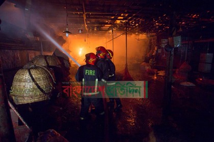 কারওয়ান বাজার পাইকারী মার্কেটের আগুন নিয়ন্ত্রণে