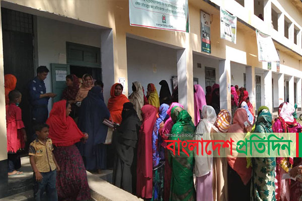 চারঘাটে ভোট কেন্দ্রে ককটেল বিস্ফোরণ