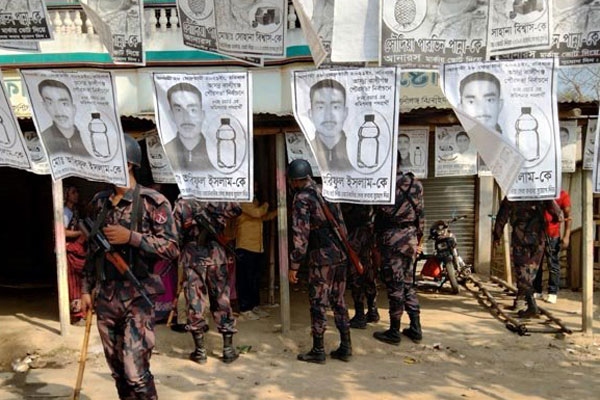দালাল বলায় ভোটকেন্দ্রে ধাওয়া-পাল্টা ধাওয়া

