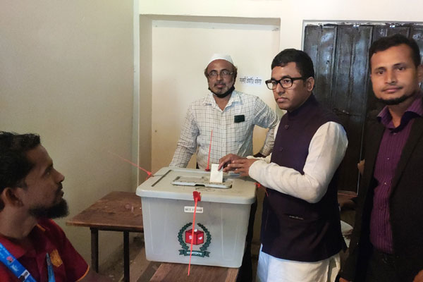 দেবিদ্বারে উপজেলা পরিষদের চেয়ারম্যান পদে ভোটগ্রহণ চলছে