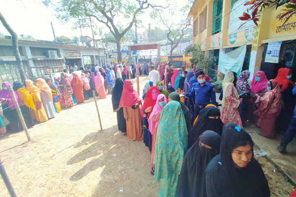 বগুড়ায় নিয়ম ভঙ্গ করায় ভ্রাম্যমাণ আদালতের জরিমানা