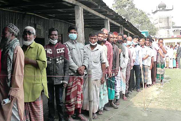 পৌরসভা নির্বাচন: হারাগাছে সুষ্ঠুভাবে ভোটগ্রহণ চলছে
