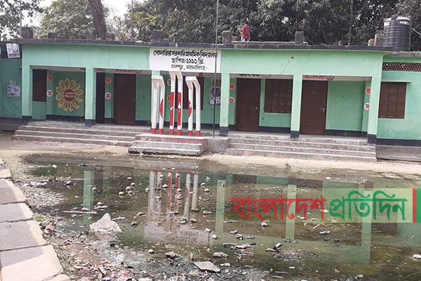 বিদ্যালয়ে দুর্গন্ধময় পরিবেশ, দেখার যেন কেউ নেই