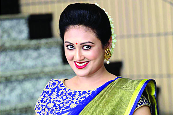 কুসুম এবার গল্পকার