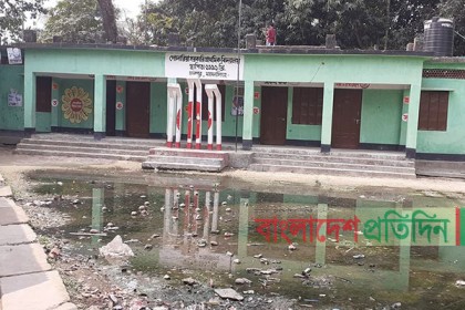 বিদ্যালয়ে দুর্গন্ধময় পরিবেশ, দেখার যেন কেউ নেই