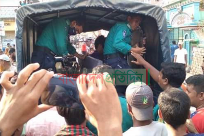 বান্ধবীকে নিয়ে পদ্মায় ঘুরতে গিয়ে ছিনতাইকারীর ছুরিকাঘাতে যুবক আহত