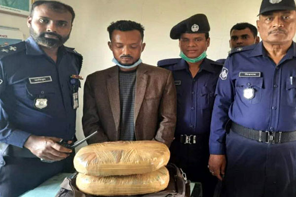 রাজধানীর বিমানবন্দর স্টেশনে ৪ কেজি গাঁজাসহ যুবক আটক
