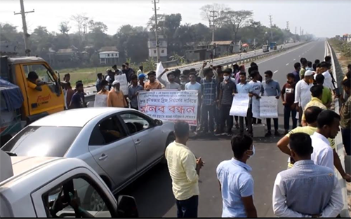 ফুটওভারব্রিজ নির্মাণের দাবিতে শ্রীনগরে ঢাকা-মাওয়া এক্সপ্রেসওয়ে অবরোধ
