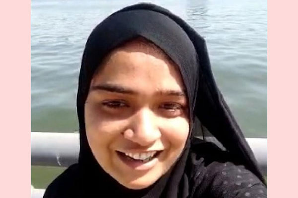 হাসতে হাসতে নিজেকেই শেষ করে দিলেন এই তরুণী!