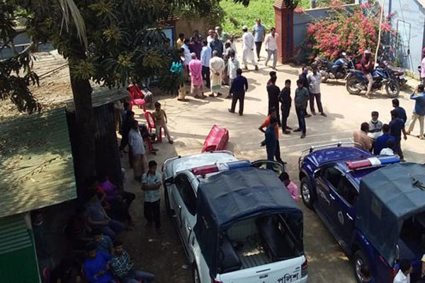 নিজ ঘরে আওয়ামী লীগ নেতাকে কুপিয়ে হত্যা

