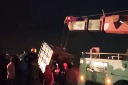 ফেরিতে উঠতে গিয়ে নিয়ন্ত্রণ হারিয়ে পদ্মায় ট্রাক, চালক নিহত