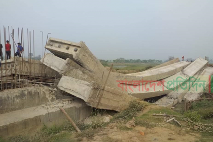 গার্ডার বসানোর সময় ধ্বসে গেল সেতুটি
