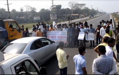 ফুটওভারব্রিজ নির্মাণের দাবিতে শ্রীনগরে ঢাকা-মাওয়া এক্সপ্রেসওয়ে অবরোধ