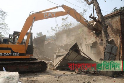 বদরগঞ্জে অবৈধ দখলে থাকা রেলের জমি উদ্ধার