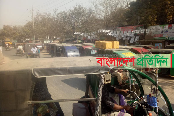 চাঁপাইনবাবগঞ্জে পূর্ব ঘোষণা ছাড়াই বাস চলাচল বন্ধ, ভোগান্তিতে যাত্রীরা