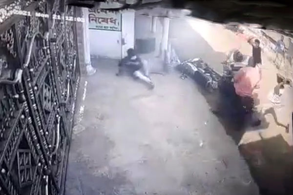 ঝুট ব্যবসাকে কেন্দ্র করে রামদা নিয়ে কোপানো হলো প্রতিপক্ষকে! 