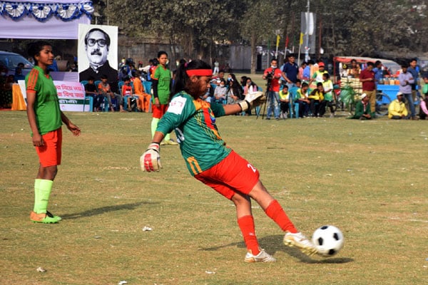 মুজিববর্ষ উপলক্ষে দিনাজপুরে 
কিশোরীদের প্রীতি ফুটবল ম্যাচ 