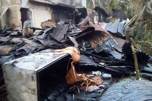 বাকেরগঞ্জে আগুনে পুড়ে গেছে শতবর্ষী ঘর