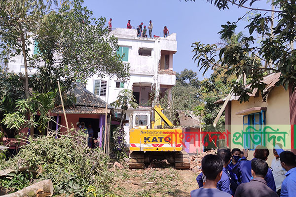কুমিল্লায় ইউপি সচিবের তিনতলা ভবন উচ্ছেদ