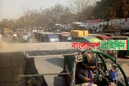 চাঁপাইনবাবগঞ্জে পূর্ব ঘোষণা ছাড়াই বাস চলাচল বন্ধ, ভোগান্তিতে যাত্রীরা