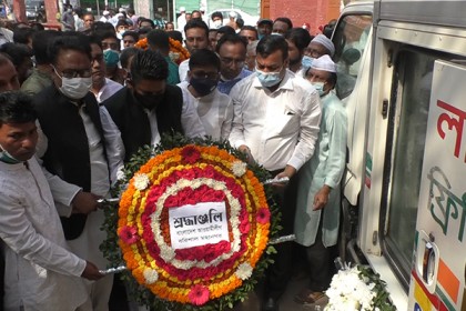 প্রফেসর হানিফের মরদেহে বিভিন্ন শ্রেণি-পেশার মানুষের শ্রদ্ধা