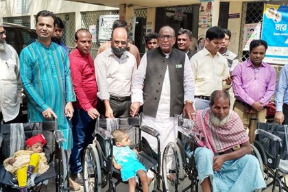 গুরুদাসপুরে হুইল চেয়ার পেল শিশুসহ ১৪ জন 