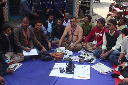 ঠাকুরগাঁওয়ে সাংবাদিকদের কলম বিরতি