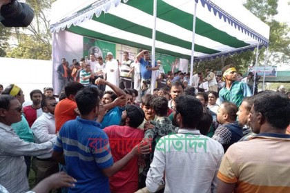 রাজশাহীতে সমাবেশ শুরুর পরপরই সামনে বসা নিয়ে হাতাহাতি