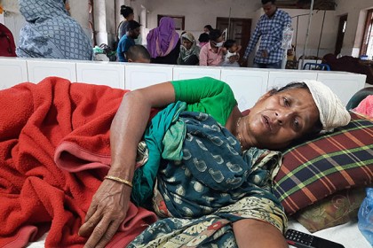 মামলা তুলে না নেওয়ায় হামলা, বৃদ্ধা হাসপাতালে