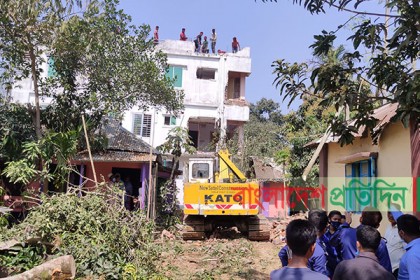কুমিল্লায় ইউপি সচিবের তিনতলা ভবন উচ্ছেদ