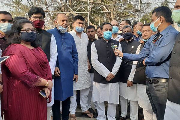 বঙ্গবন্ধুর প্রতিকৃতিতে আওয়ামী লীগের ত্রাণ ও সমাজ কল্যাণ উপকমিটির নবনির্বাচিত সদস্যদের শ্রদ্ধা  