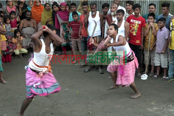 হারিয়ে যাচ্ছে গ্রাম বাংলার লাঠি খেলা