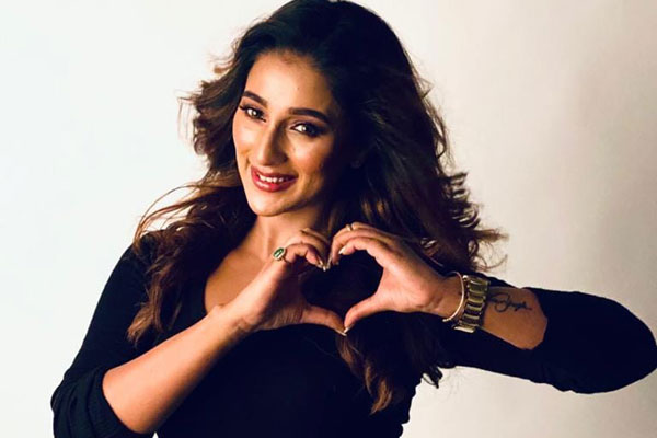 তৃণমূলে যোগ দিলেন অভিনেত্রী সায়ন্তিকা