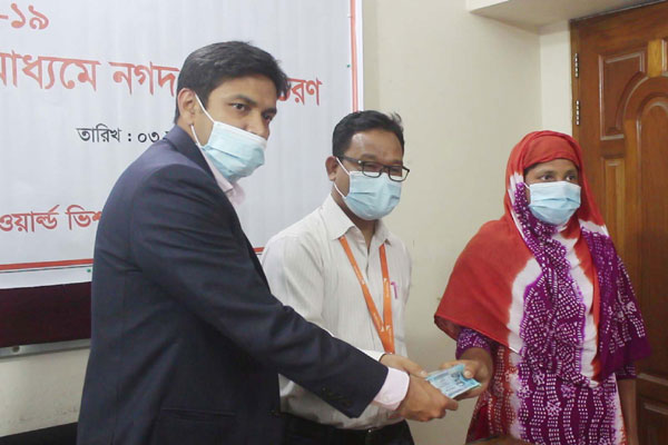 ঠাকুরগাঁওয়ে দরিদ্র পরিবারে আর্থিক সহায়তা