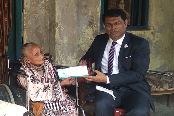 শহীদ শংকুর মায়ের খোঁজ নিলেন ডিসি ও মেয়র