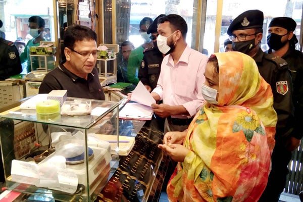 দিনাজপুরে ভোক্তা স্বার্থবিরোধী কর্মকাণ্ডে
তিন ব্যবসায়ীকে জরিমানা
