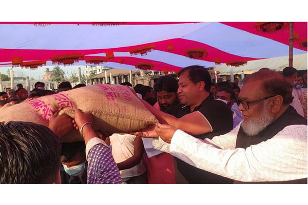 গাজীপুরে অগ্নিকাণ্ডে ক্ষতিগ্রস্ত কলোনি পরিদর্শন করেন মুক্তিযুদ্ধ বিষয়ক মন্ত্রী