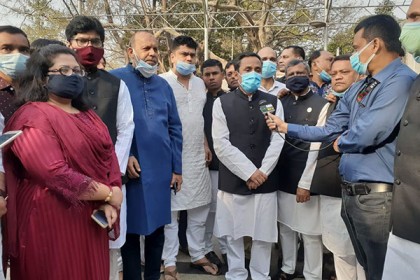 বঙ্গবন্ধুর প্রতিকৃতিতে আওয়ামী লীগের ত্রাণ ও সমাজ কল্যাণ উপকমিটির নবনির্বাচিত সদস্যদের শ্রদ্ধা  