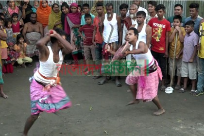 হারিয়ে যাচ্ছে গ্রাম বাংলার লাঠি খেলা