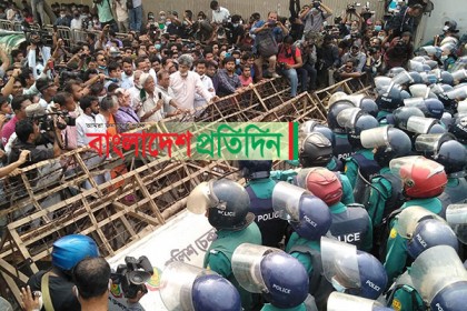 প্রধানমন্ত্রীর কার্যালয় অভিমুখে পদযাত্রায় পুলিশের বাধা

