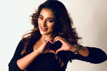 তৃণমূলে যোগ দিলেন অভিনেত্রী সায়ন্তিকা