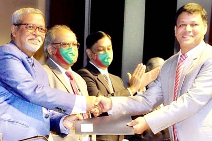 গোল্ড মেডেল পেলেন বরিশালের নির্বাচন কর্মকর্তা আলাউদ্দিন
