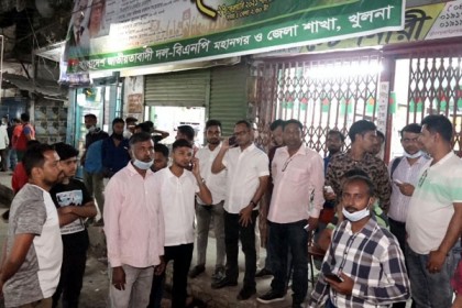 খুলনায় বিএনপি অফিসের সামনে 
দুদুর কুশপুত্তলিকা দাহ, উত্তেজনা 